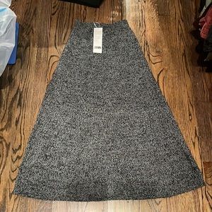 NWT Uniqlo long skirt. I’m 5’6 and it hits me a couple of inches below my knees.
